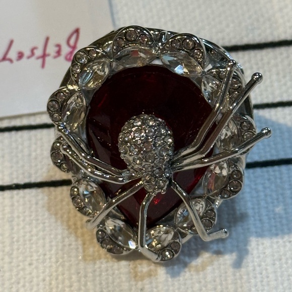 NEW BETSEY JOHNSON Spider & Spiderweb Red Glass Cocktail Stretch Ring, Size 7.5 - Picture 9 of 14